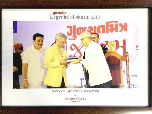 Gujarat Mitra Legends of Surat 2018 award presentation to Faruk Patel for 'Glory of Hardwork & Innovation'